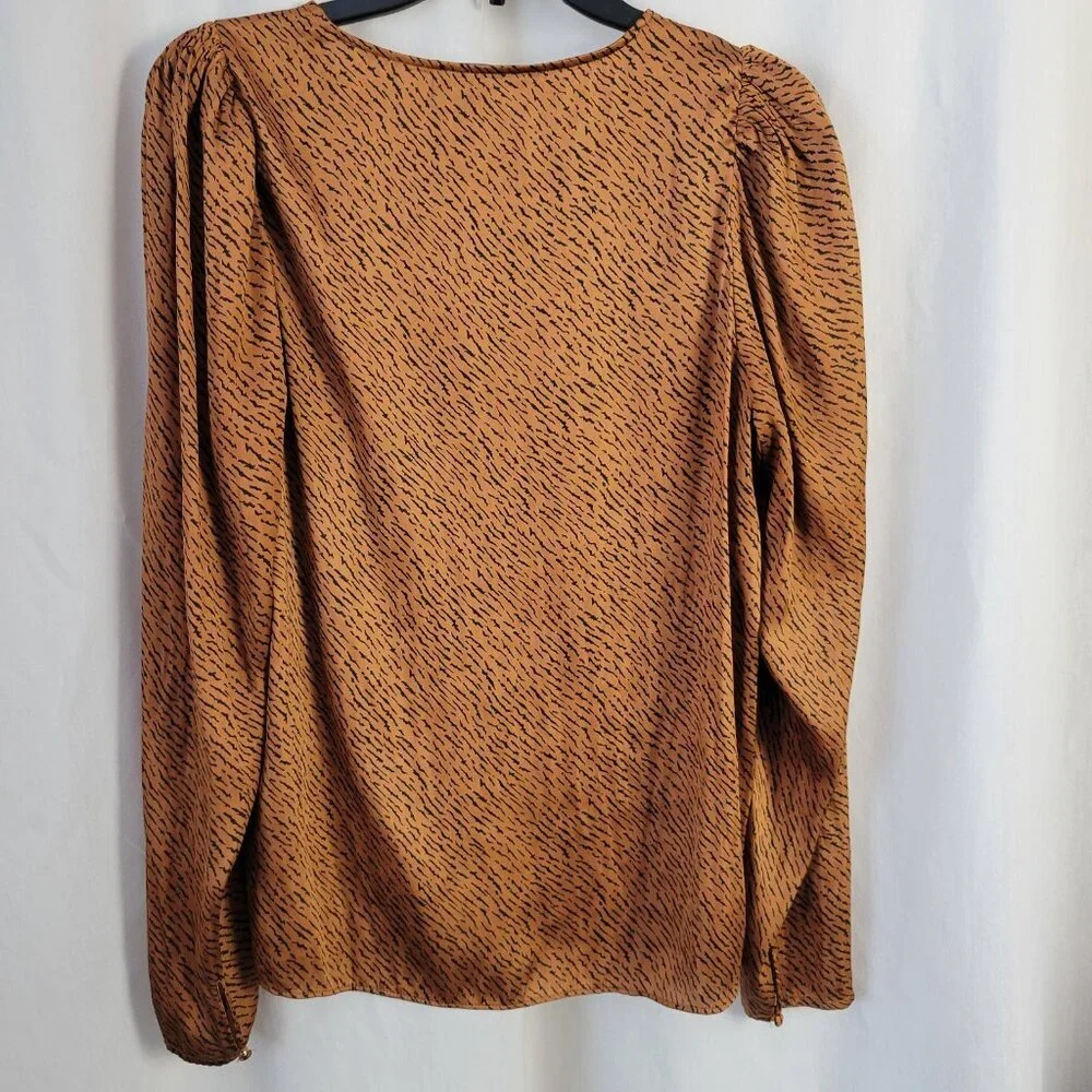 Banana Republic Blouse Pullover geometric V-neck Med. Tall Silky Puff slv Chic